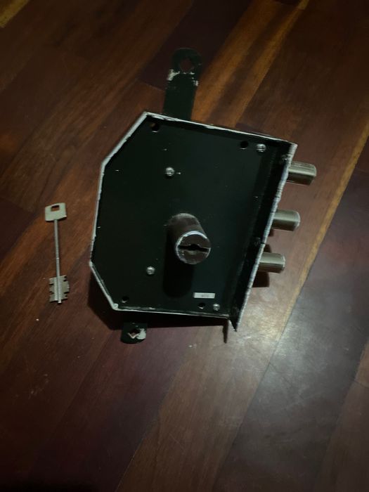 Fechadura de sobrepor