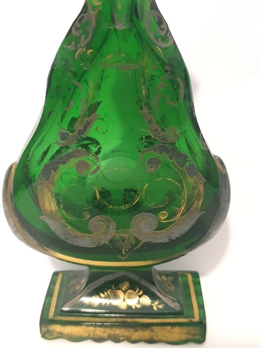 Fantástico frasco de perfume antigo em vidro esmerald Moser Bohemia?