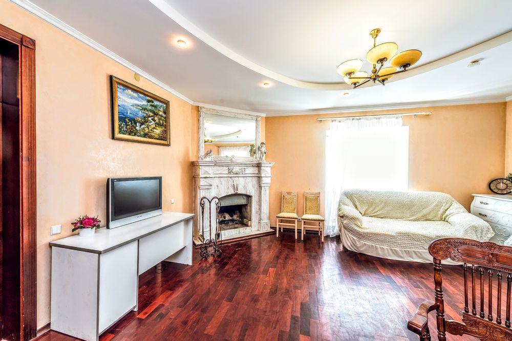 484 Триповерховий будинок з великим басейном