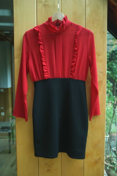 czerwono-czarna sukienka retro pin up żabot szyfonowa stójka