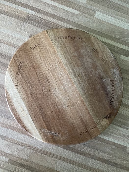 Obrotowa deska do serów z nożykami 22cm