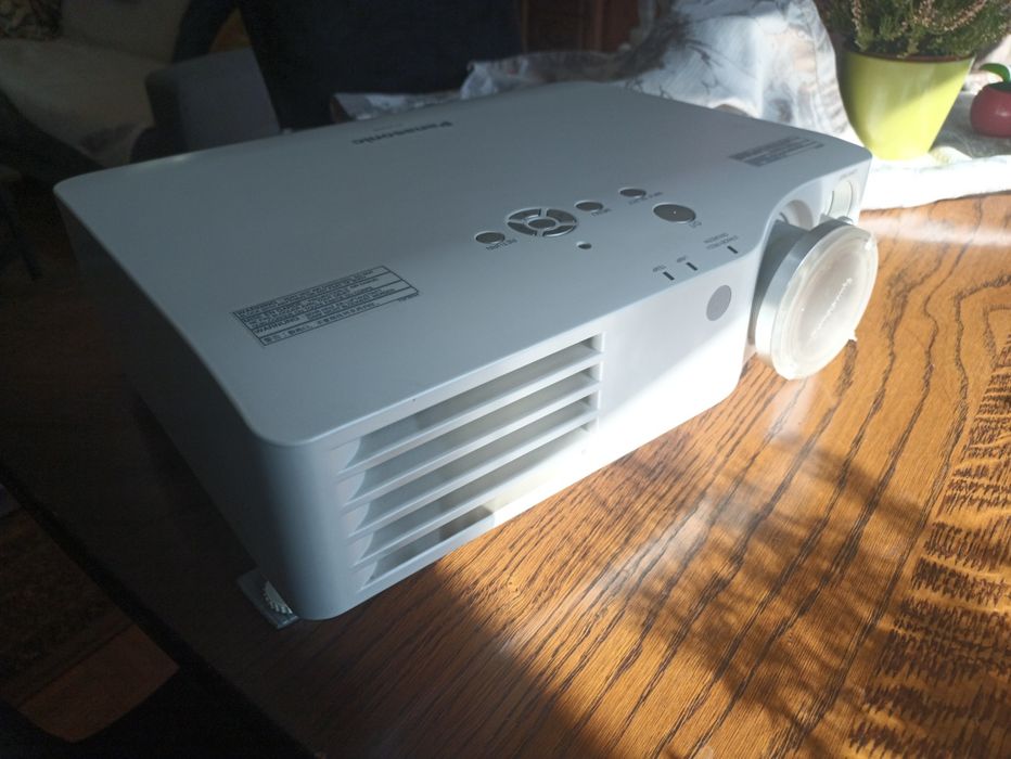 Panasonic pt-ax200e