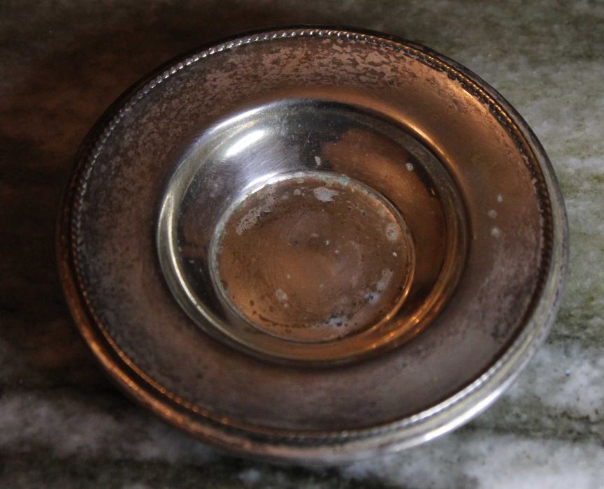 Saleiro de cristal com prato e pequena colher em casquinha, marcado.