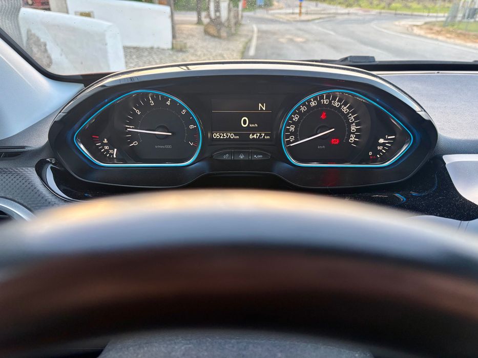 Peugeot 2008 PureTech Allure EAT6 1.2