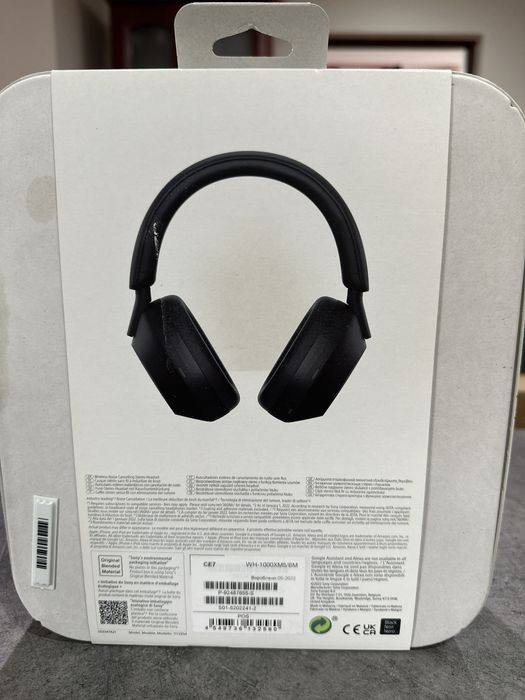 Słuchawki Sony WH-1000XM5 oraz kaseta zespołu AC/DC