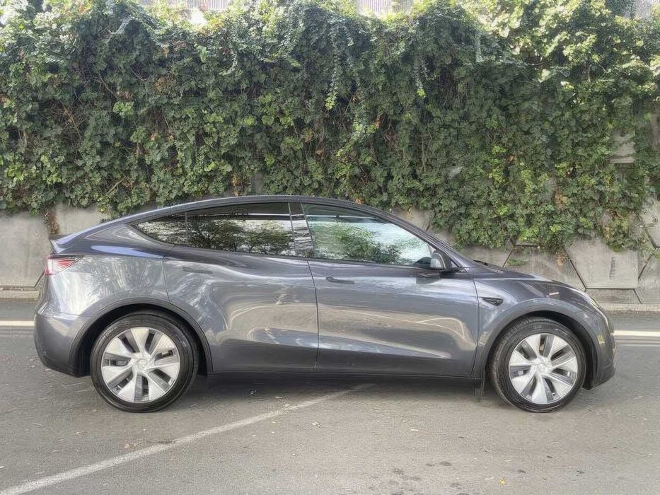 Tesla Model Y Long Range      2023