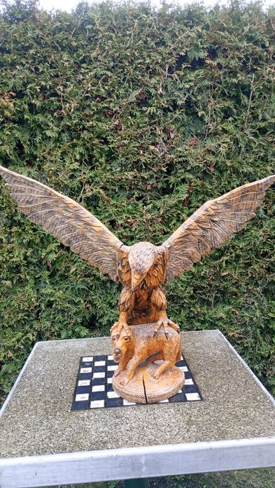 Orły rzeźbione z drewna