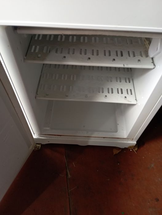 Холодильник indesit 1.8 б/у