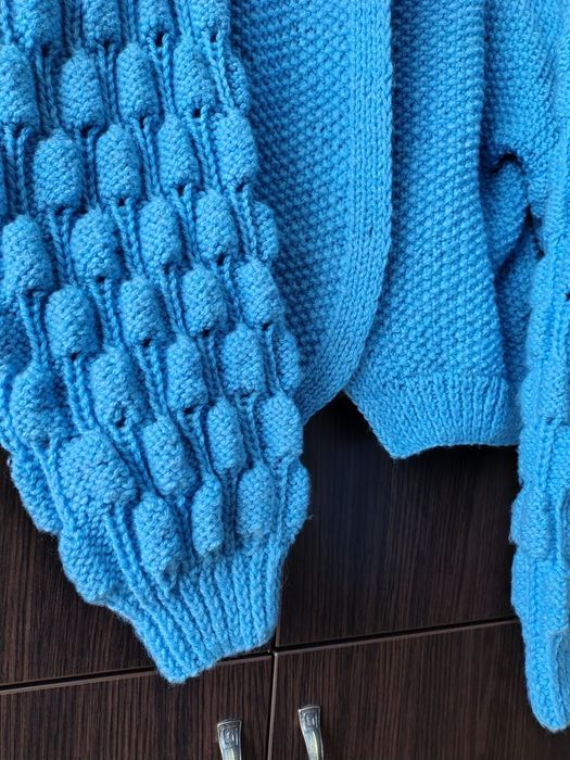 В'язаний блакитний светрик з об'ємними рукавами
