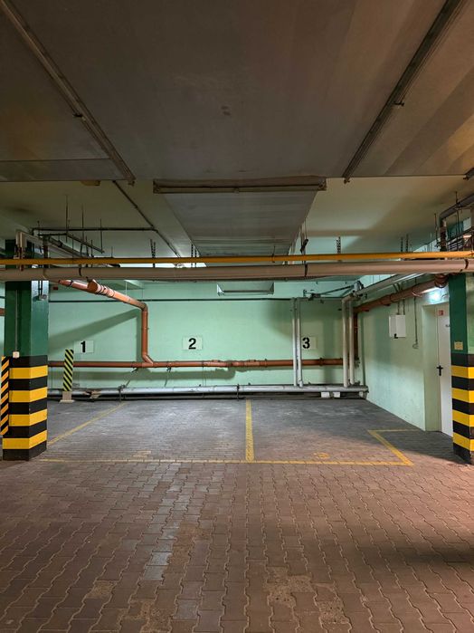 Miejsca garażowe (dosłownie obok stacji metra KABATY)