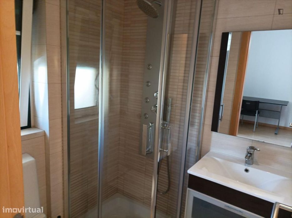 Quarto - localizado em Carcavelos Lisbon