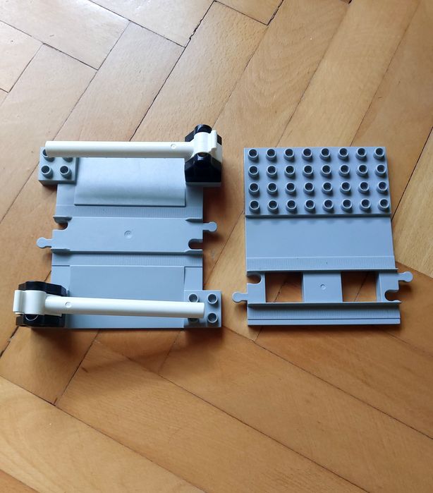 Przejazd  kolejowy peron lego duplo kolejka że szlabanami