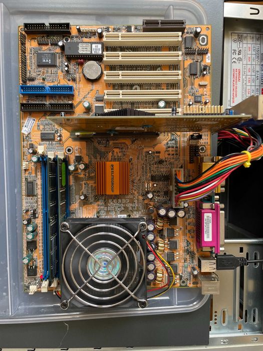ECS K7S6A ATX + Athlon 1,1GHz + 512 MB RAM