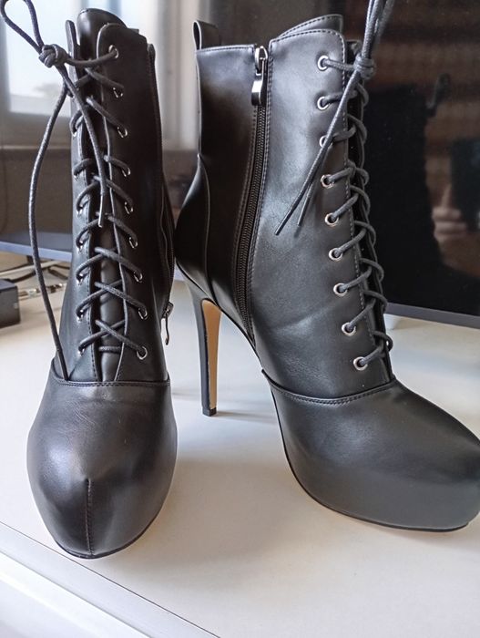 Vendo botas de cano curto 42/43