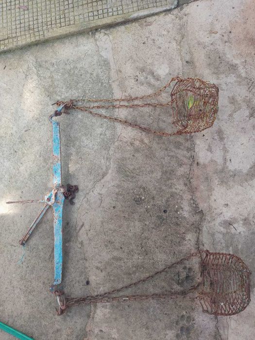 2 balanças antigas e 2 pesos