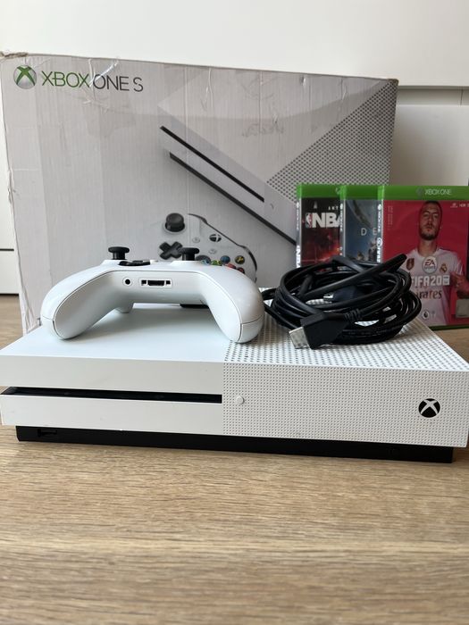 Xbox One S 1TB  w bardzo dobrym stanie