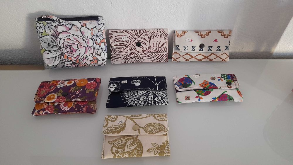 Vários porta moedas e cartões