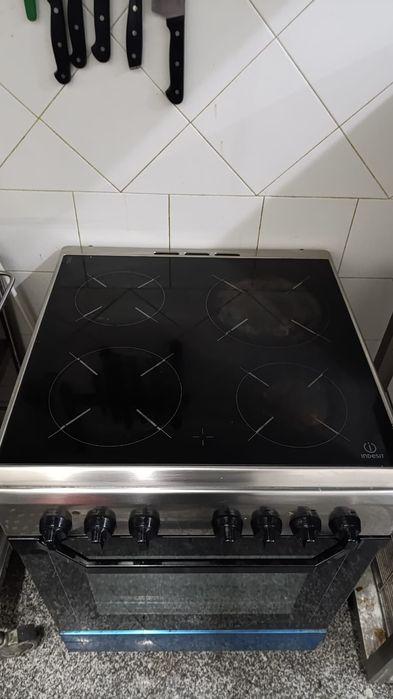 Fogão com placa cerâmica e forno eletrico