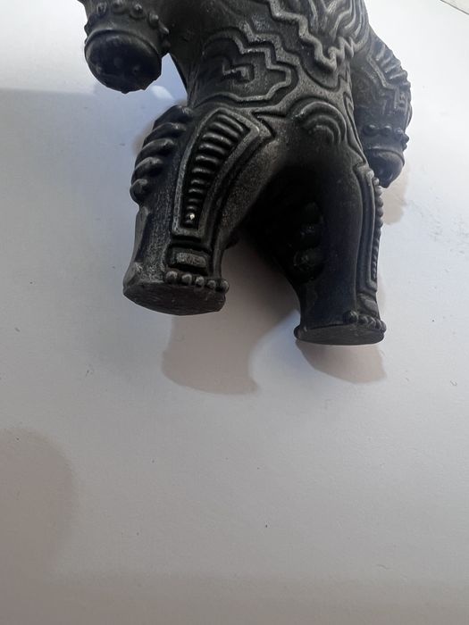 Figura Dogu Shakoki em Metal / Ferro Fundido (~10.5 cm)