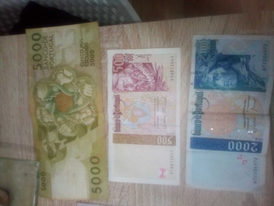 Várias notas de escudo