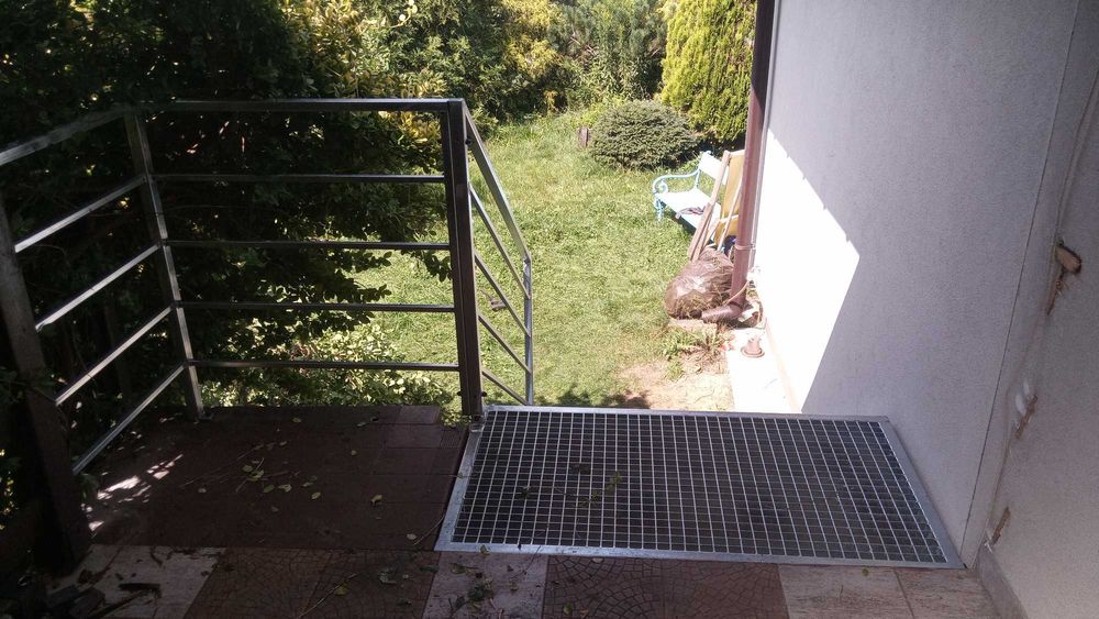 Schody metalowe zewnętrzne z kraty serrated, przemysłowe