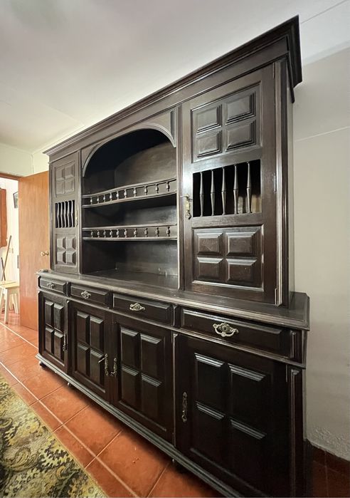 Móvel de sala, completo, loiceiro, estilo clássico em castanho