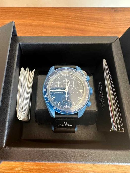 Omega x Swatch SO33N100 Neptun - Ciemnobłękitny biokeramik z falistym