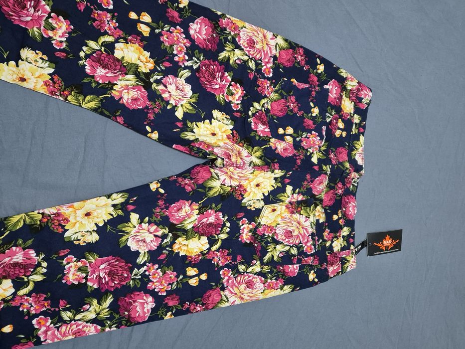 Calças azuis com flores 44