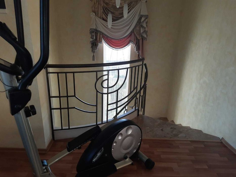 Будинок 256м² з критим басейном, сауною та зимовим садом