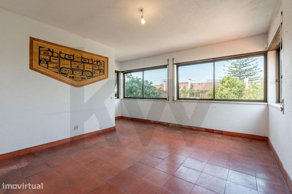 Moradia no Restelo para remodelação, com vista rio/mar, varandas espaç