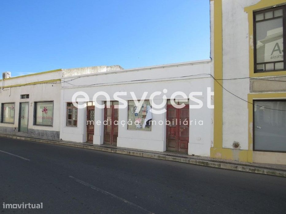 House with spacious layout to renovate in the village of Aljustrel