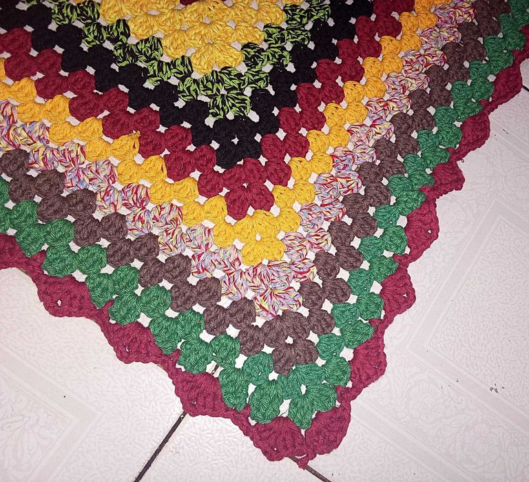 Tapete em crochê multicolor feito à mão