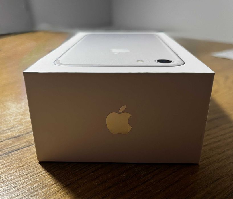 Pudełko po białym Iphonie 7