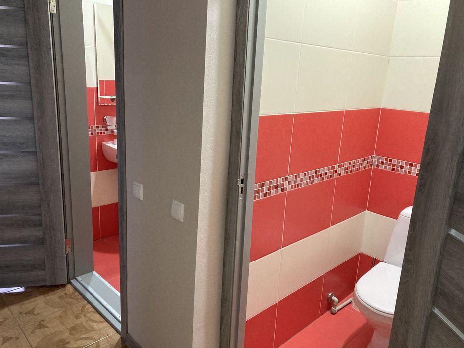 2-к квартира подобово,центр. опалення,на Соборній 101,6 місць,докум.