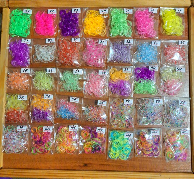 Резинки для плетения браслетов.