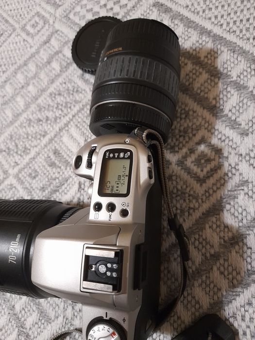 Aparat Canon plus dwa obiektywy.
