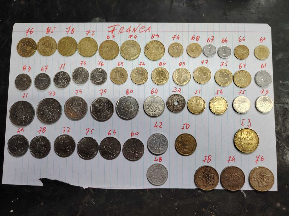 +- 180 Moedas de vários países.