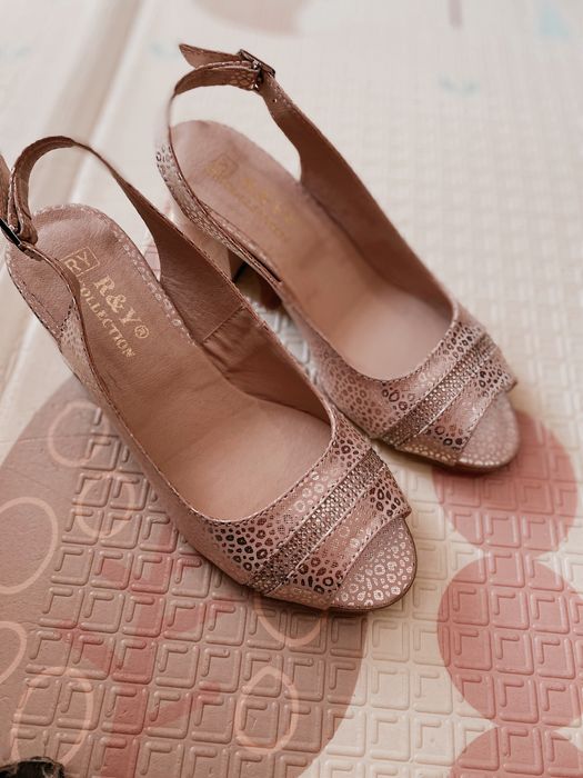 Летние босоножки кожа