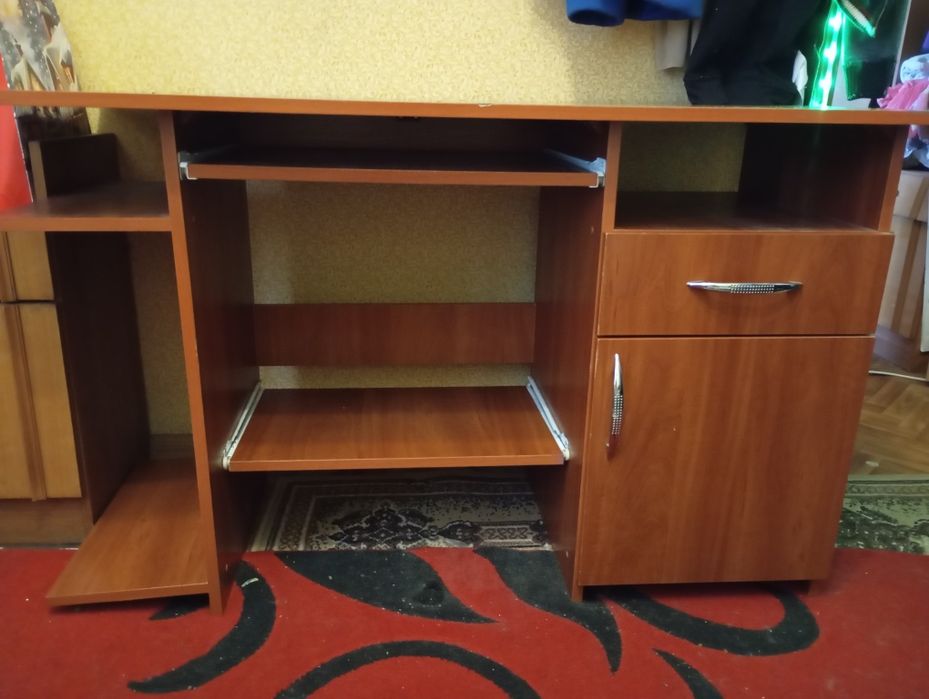 Стіл письмовий в гарному стані. Недорго.