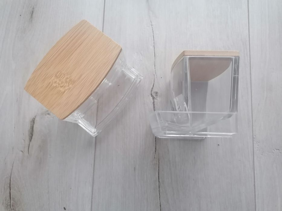 Dwa pojemniki na patyczki