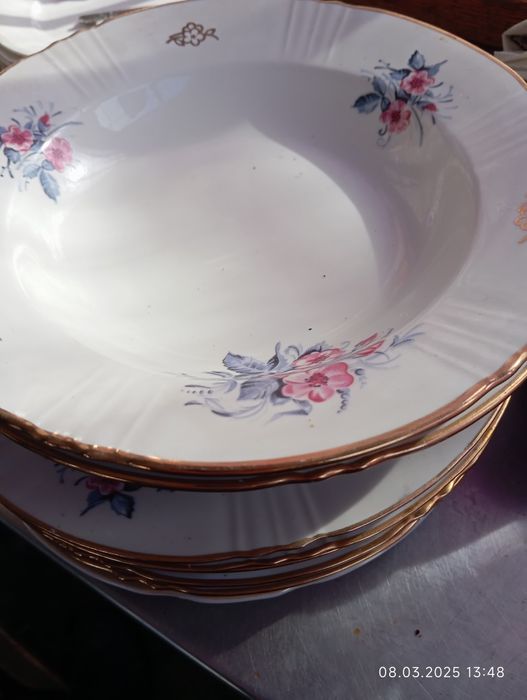 Тарелки , сервизы