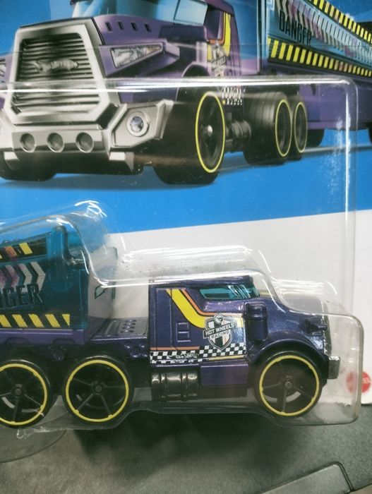 Hot Wheels rumble Road ciężarówka resorek autko nowy