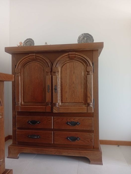 Móveis de sala incluindo mesa e cadeiras