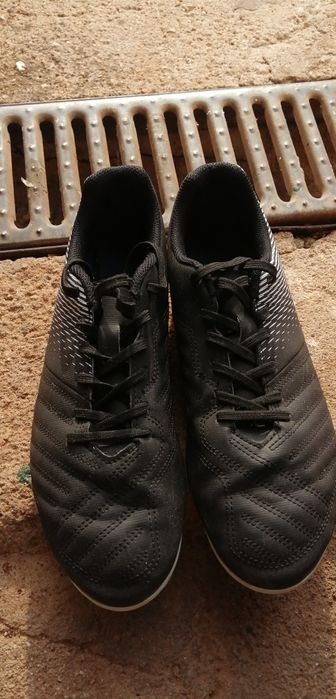 Chuteiras Kipsta e sapatilhas Adidas 
Sapatilhas Adidas, ve