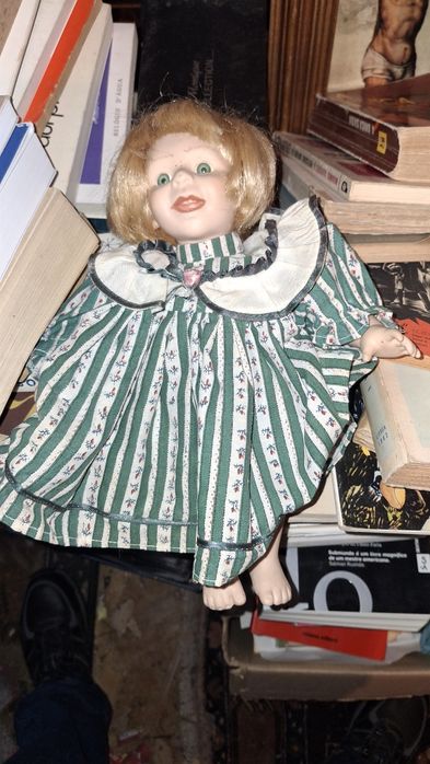 Boneca antiga com vestido