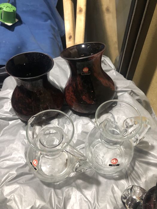 Jarras vidro escuro + canecas em branco