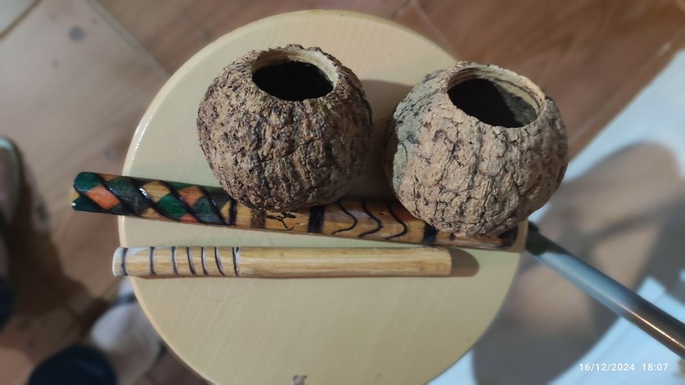 Instrumentos de capoeira e percussão.