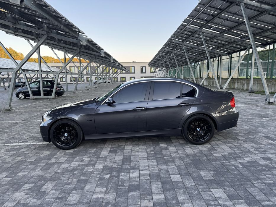 Продам BMW e90  2005