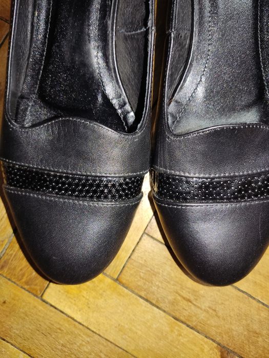 Шкіряні туфлі на невисоких підборах