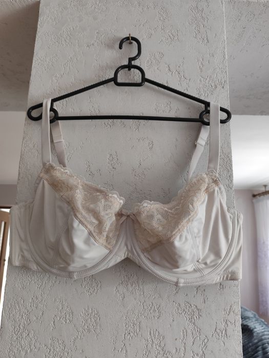 Biustonosz z koronką na regulowane ramiączka rozm 95F. Miriale.